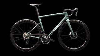  S-Works Specialized Tarmac SL8 met SRAM RED AXS GLOSS PREMIUM FJORD METALLIC / WHITE METALLIC SILVER